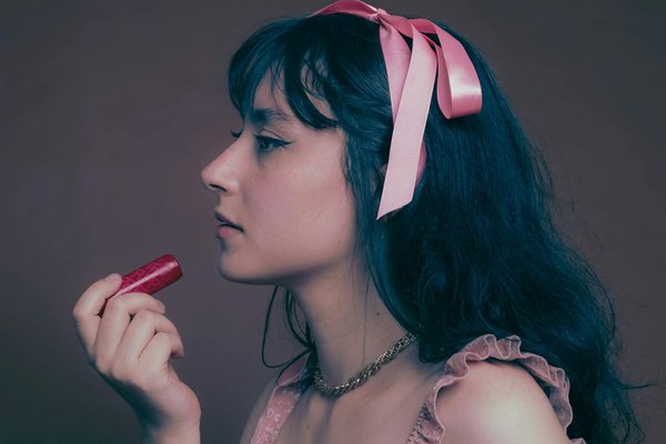 Comment choisir des produits de maquillage longue tenue pour une journée chargée?