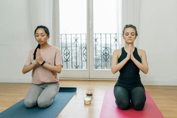 Comment choisir des vêtements de sport adaptés à la pratique du yoga en plein air ?